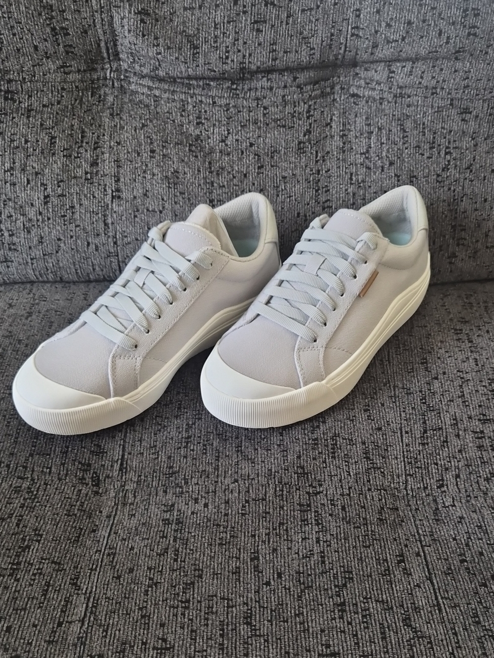 Dr. Scholl's Women's Low-Top Sneakers in Light Gray and White